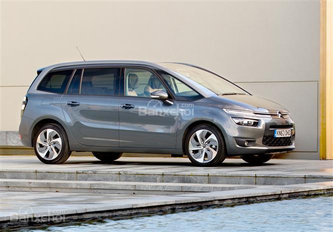 Citroen Grand C4 Picasso được trang bị động cơ xăng Puretech 1.2 lít 3 xi-lanh.