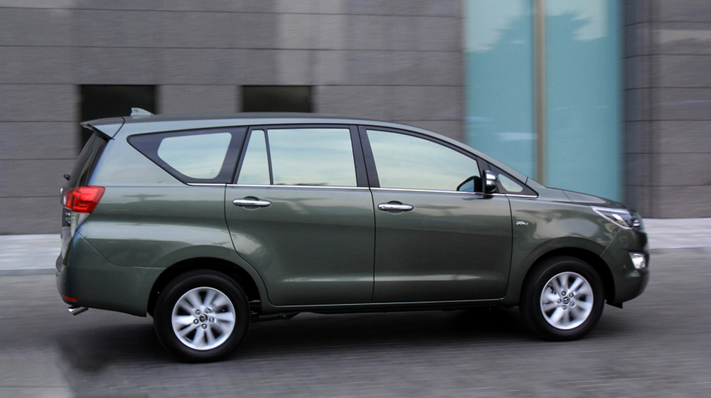 Hai bên hông xe Toyota Innova 2016 là sự kết hợp giữa các mảng dập nổi cỡ lớn.