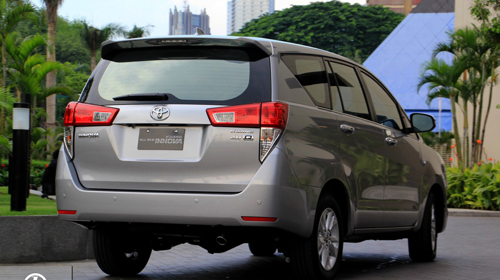Đuôi xe Toyota Innova 2016 tập trung vào các mảng dập nổi chắc chắn.