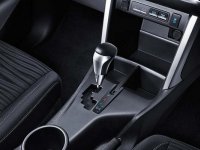 Hộc chứa đồ của Toyota Innova 2016.