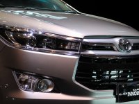 Lưới tản nhiệt của Toyota Innova 2016 được thiết kế mới.