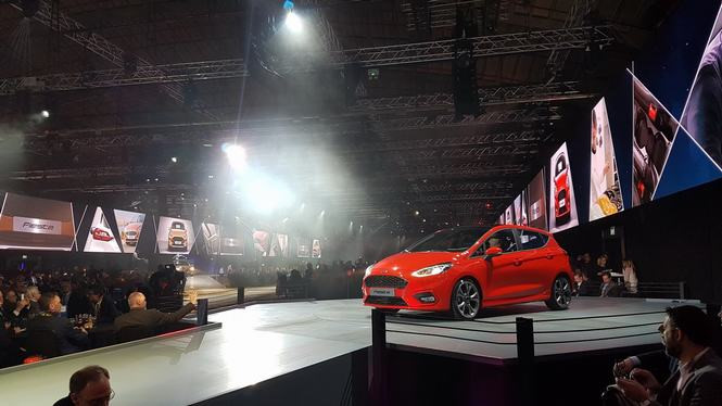 Ford Fiesta 2017 trình làng, thêm phiên bản gầm cao ảnh 9