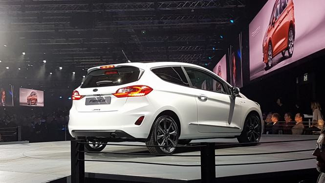 Ford Fiesta 2017 trình làng, thêm phiên bản gầm cao ảnh 3